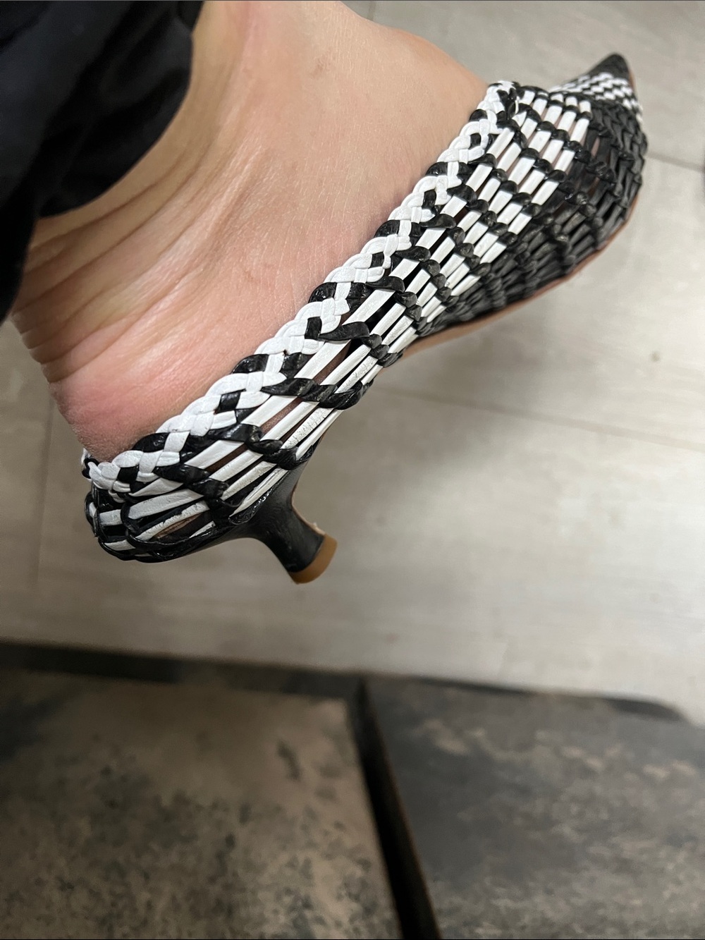 Fabio Rusconi Sz 39.5 Black and White Woven Leather Mules 1.5” Kitten Heel - Picture 7 of 7